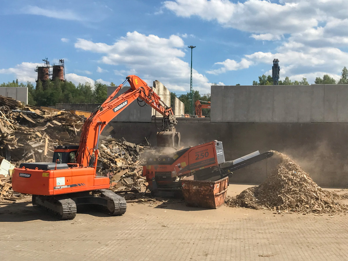 DOOSAN DX255 mit ARJES IMPAKTOR 250